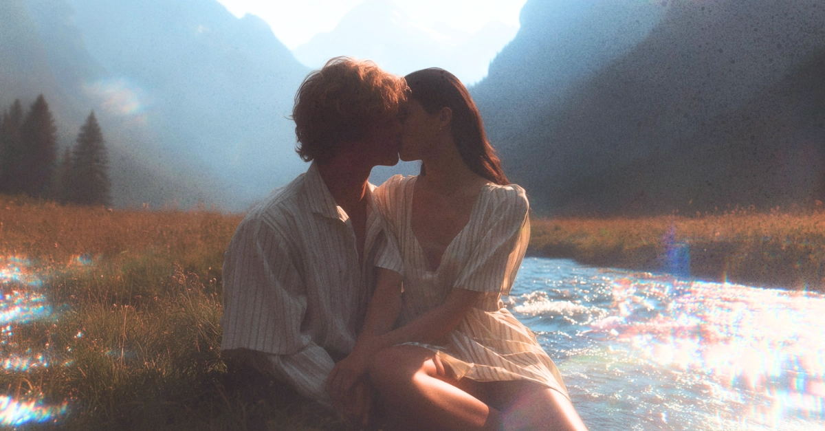 Homme et femme intimement proches face aux montagnes au coucher du soleil, cherchant à sauver son couple en crise.