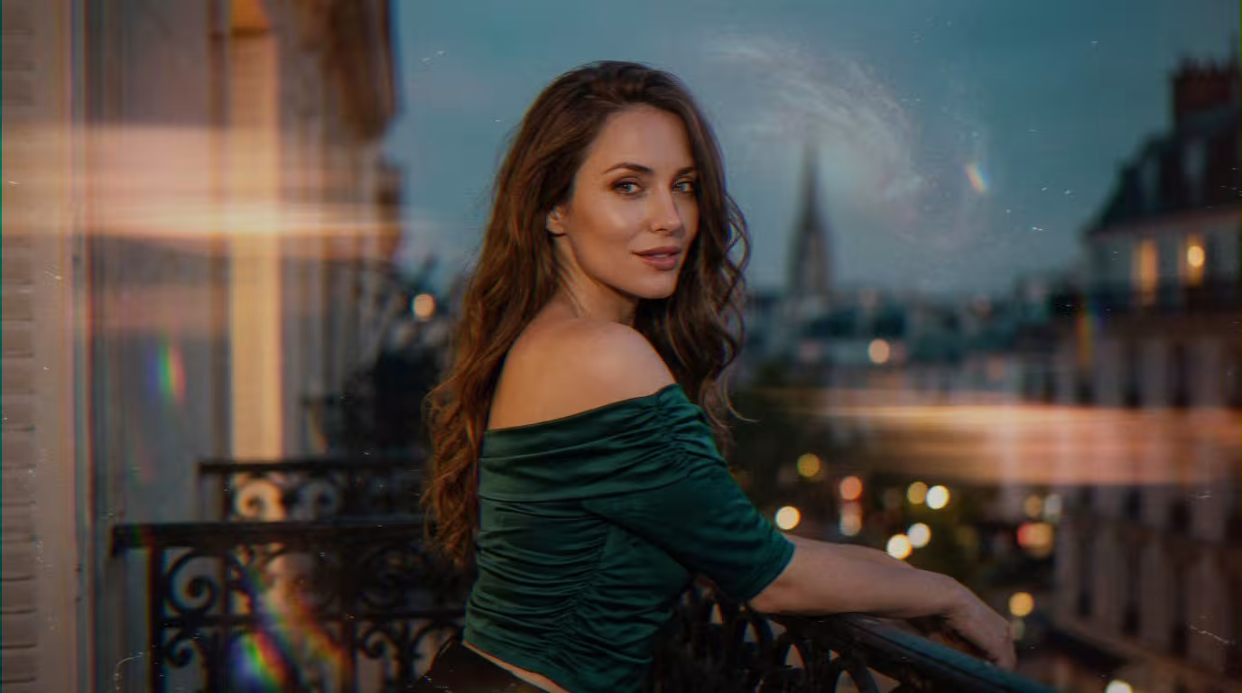 Femme élégante sur balcon en fer forgé, regard pensive. Thème: ce que les femmes veulent vraiment (et pourquoi tu cherches, c