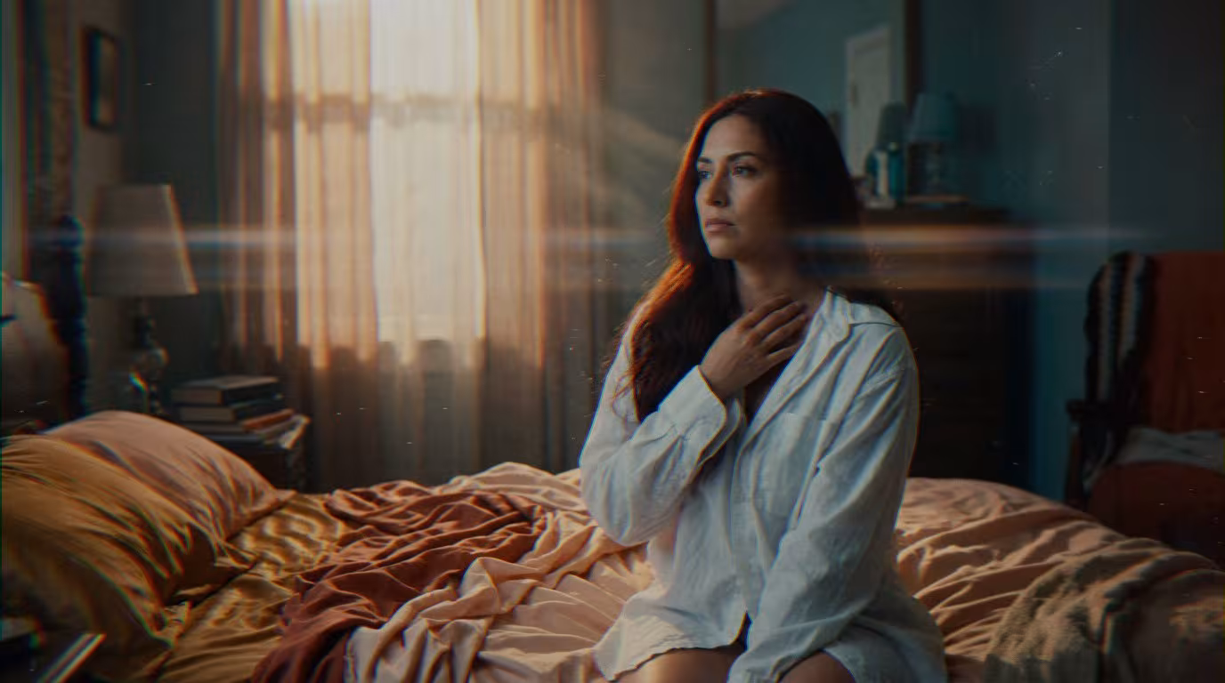 Jeune femme latine aux cheveux auburn, pensive sur un lit défait, illustrant pourquoi courir après quelqu'un garantit de le p